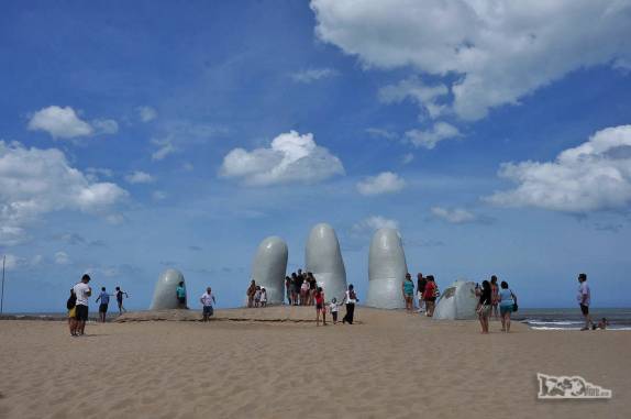 Cartão postal nacional, a famosa escultura da mão enterrada na areia da praia de Punta del Este, no litoral do Uruguai